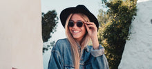 Load image into Gallery viewer, Williamsburg Clip-On Woman
